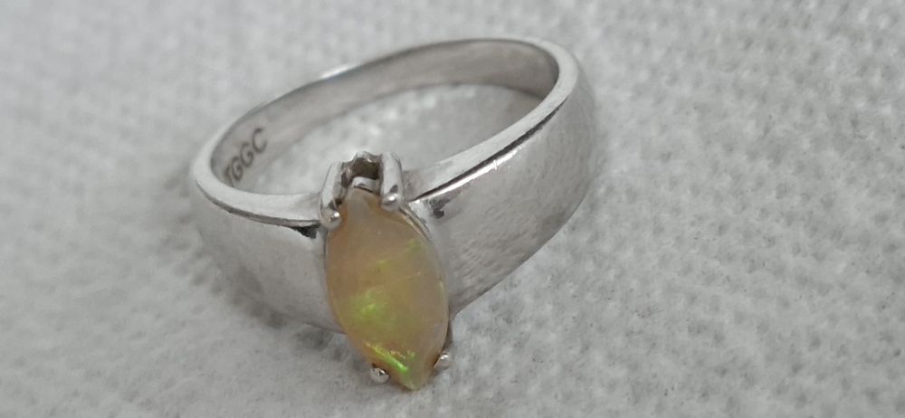 Srebrny pierścionek z naturalnym OPALEM – Szlif Markiza, piękny ogień!
