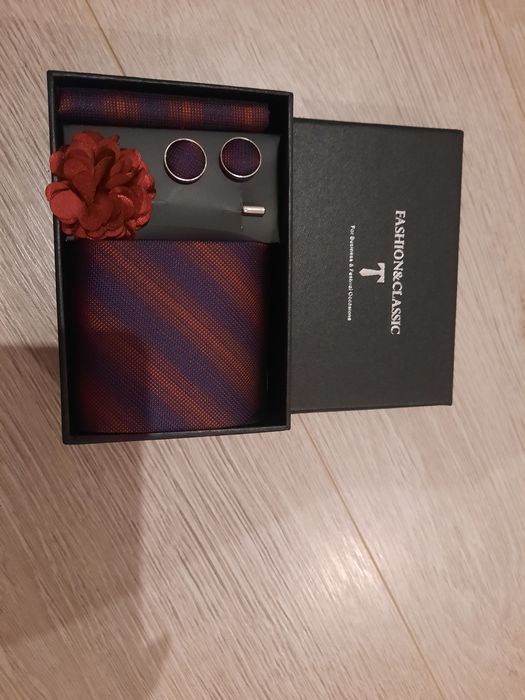 Zestaw męski krawat, poszetka, broszka (butonierka) spinki do mankietó