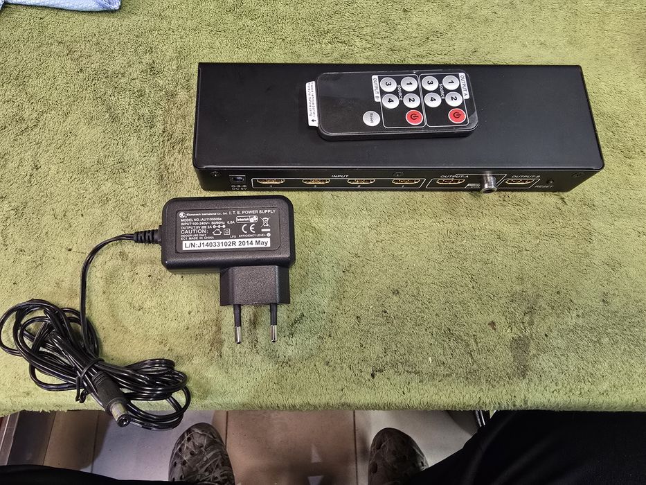 Rozdzielacz sygnału HDMI 4-2 + pilot nowy.