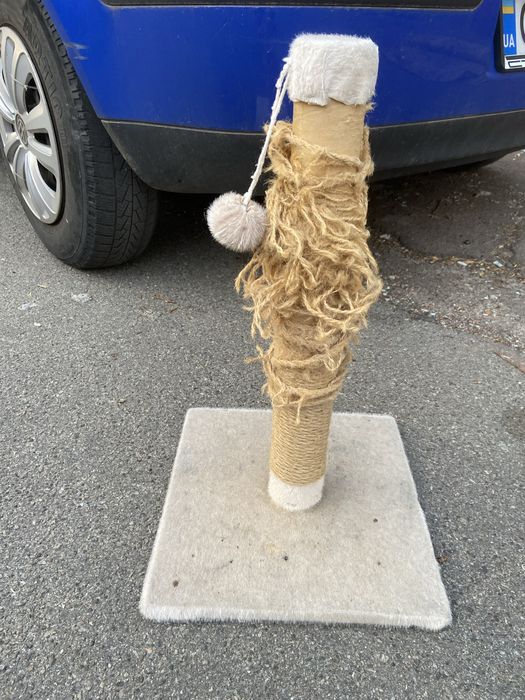 Кігтеточка бу для котика, клітка для хомяка.