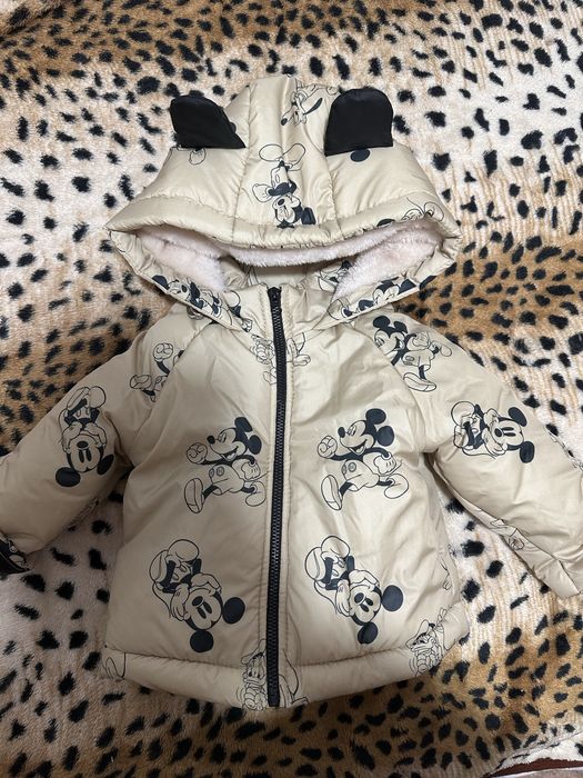 Продам зимовий комбінезон з Міккі Маусом в гарному стані . На 9-12 міс
