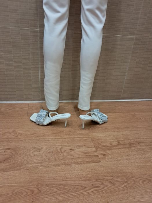 Комбинезон белого цвета ,стреч ластик