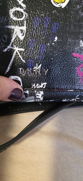 DKNY czarna torebka crossbody / listonoszka – graffiti print