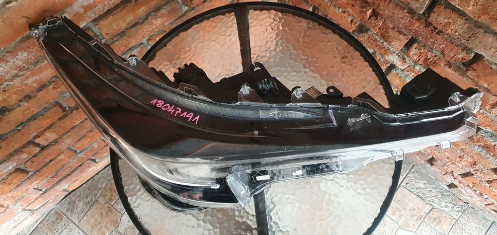 Toyota corolla e21 lampa przód przednia prawa 81110-02s60