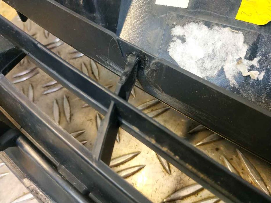 VAG Touareg 15- решітка радіатора була паяна, перед RC1153 2H6853677