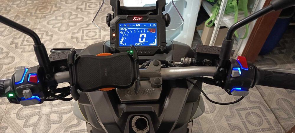 Maxi Scooter com Top Case SHAD (como nova)