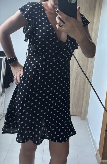 Czarna sukienka w hiale grochy