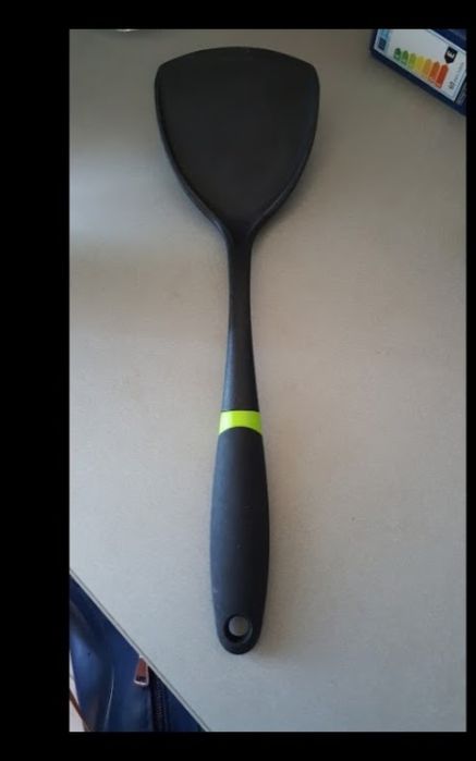 Терка.Шумовка.Лопатка..Нож для хлеба.Тарелки.Подставка на кухню