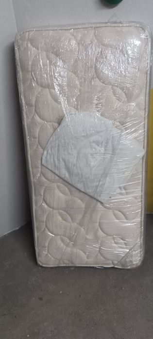 Berço de bebé em excelente estado com colchão