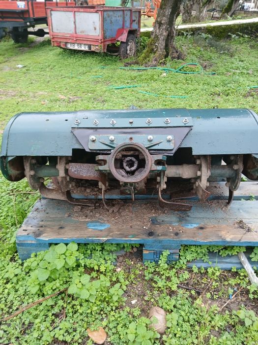 Vendo ou troco trator de varais 4x4