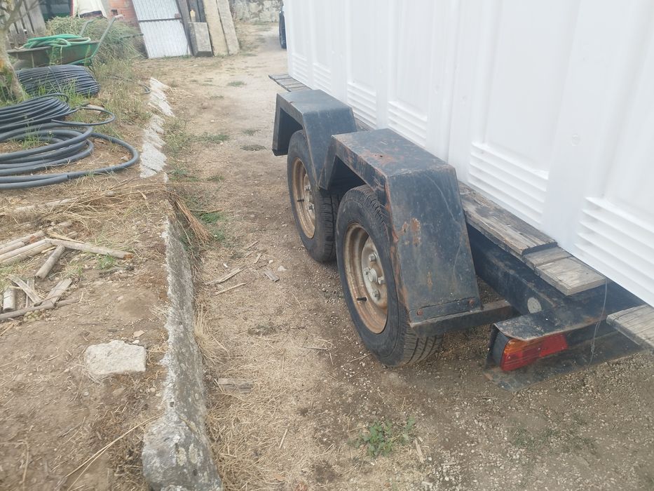 Vendo reboque de dois eixos