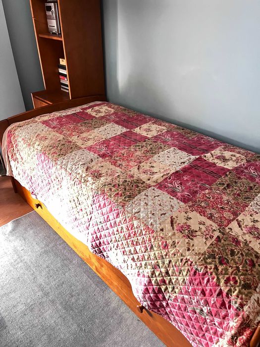 Cama de solteiro em madeira + estante + mesa de cabeceira