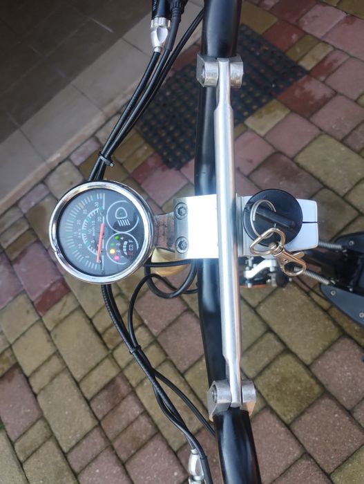 Elektryczna hulajnoga z siedziskiem