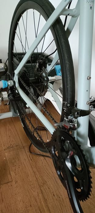 Bicicleta estrada Triban rc120 e rolo tacx Flow Smart