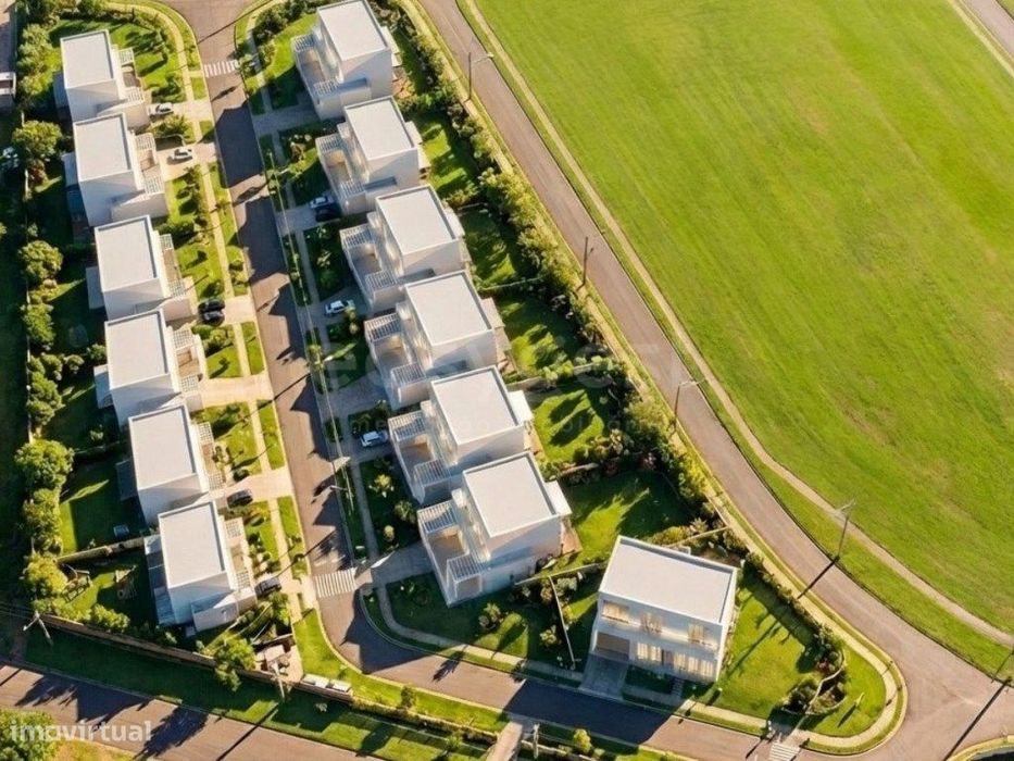 Lote 465 m2 para construção de moradia com 2 pisos e garagem em Tor...