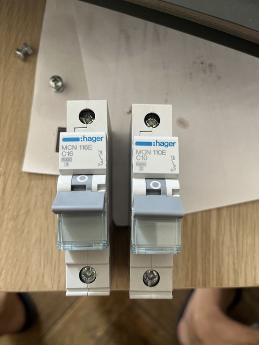 2 Bezpieczniki Wyłącznik nadprądowy B10 Hager 1P