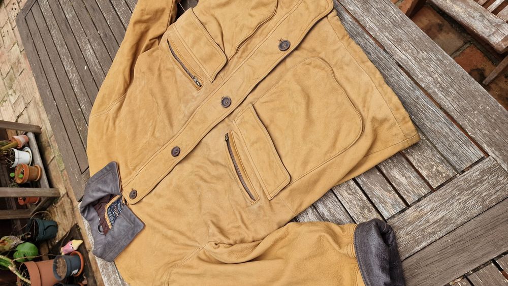 Casaco Cortefiel de pele.