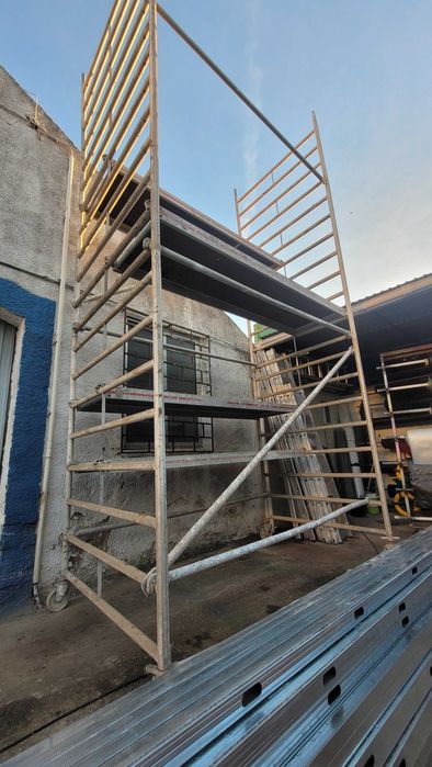 Andaime em alumínio tubular normalizado, com rodas, estado novo.