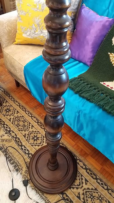 Candeeiro de Pé Alto em Madeira Torneado BB