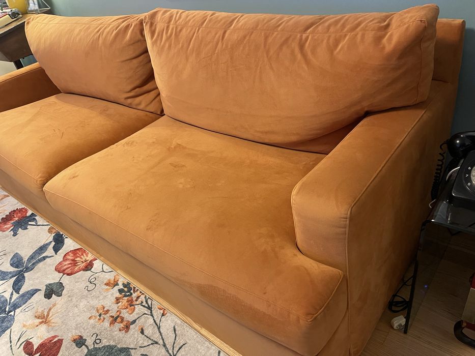 Sofa de 3 lugares em tom  “ferrugem claro”