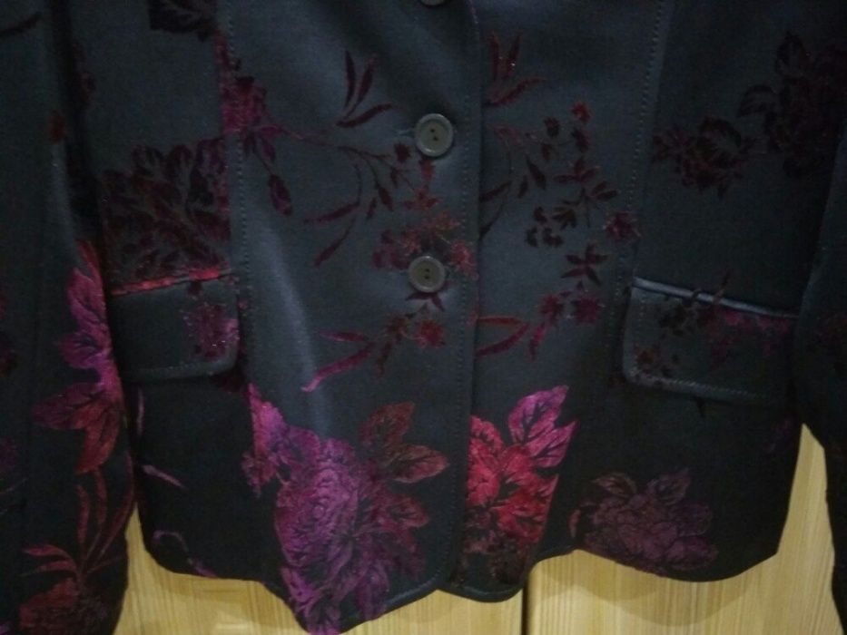 Пиджак нарядный фактурный в бордовый цветок