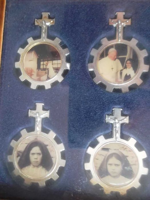 Coleção emoldurada de 10 medalhas / imagens dos Pastorinhos / Fátima