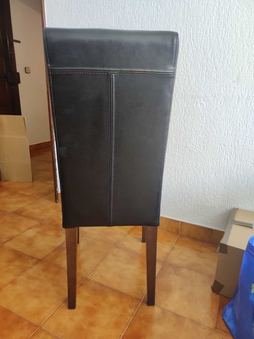 Cadeiras de pele e madeira