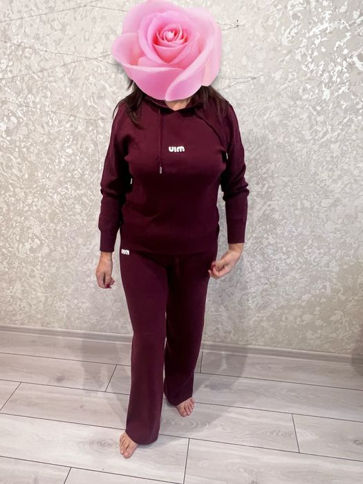 Женский вязанный костюм бордо