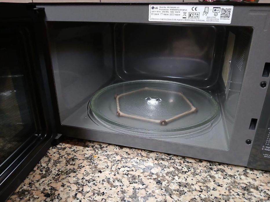 Microondas, sem uso, com garantia de 4 anos