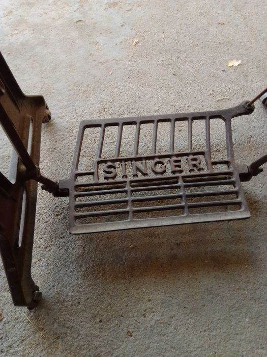 Maquina de costura Singer a funcionar.