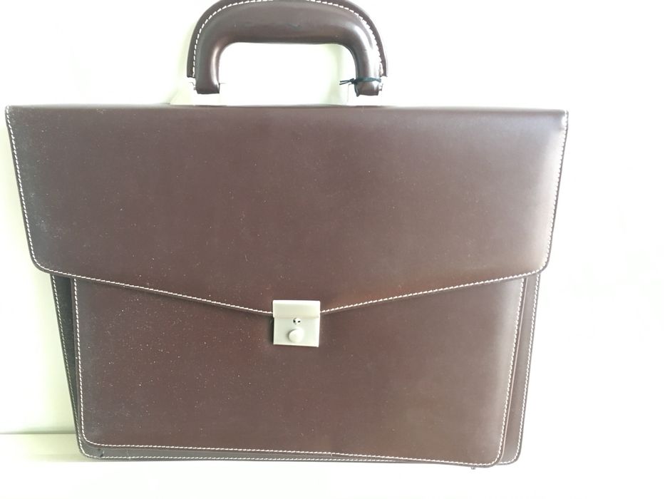 Pasta castanha de couro