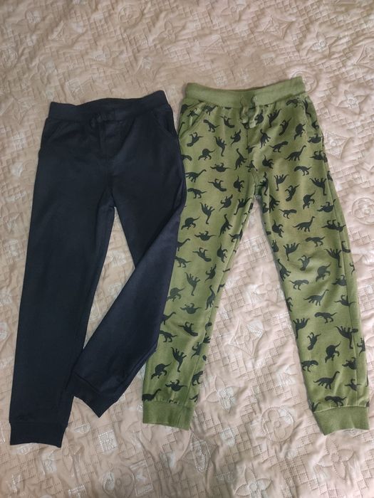 Штани sinsay.Чорні і з динозаврами.