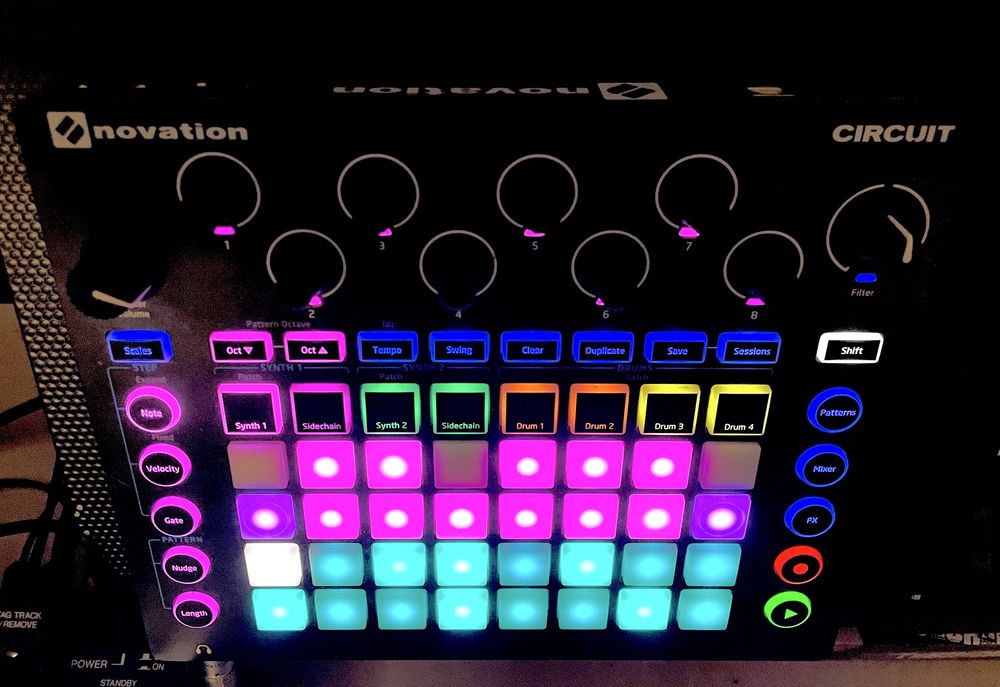 NOVATION CIRCUIT groovebox ,tracks , perkusia itp,sekwencer, sampler