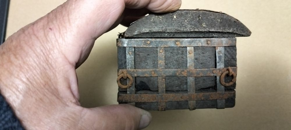 Bau miniatura antigo em madeira e ferragens. (ver desconto no texto)
