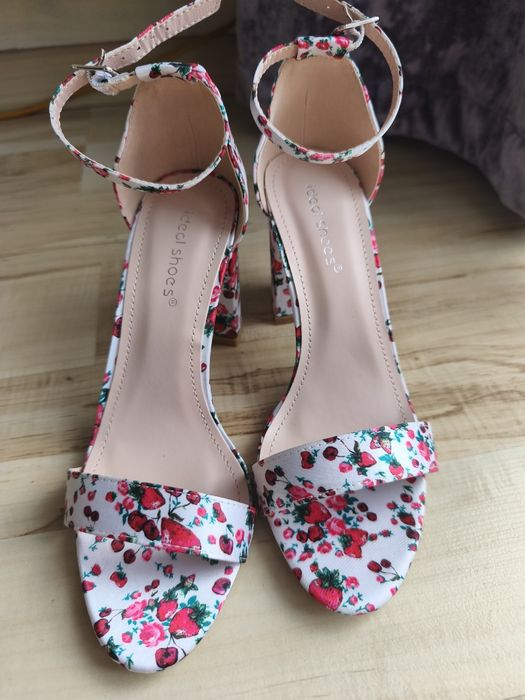 Nowe buty na słupku