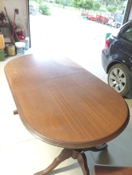 Vendo mesa e seis cadeiras