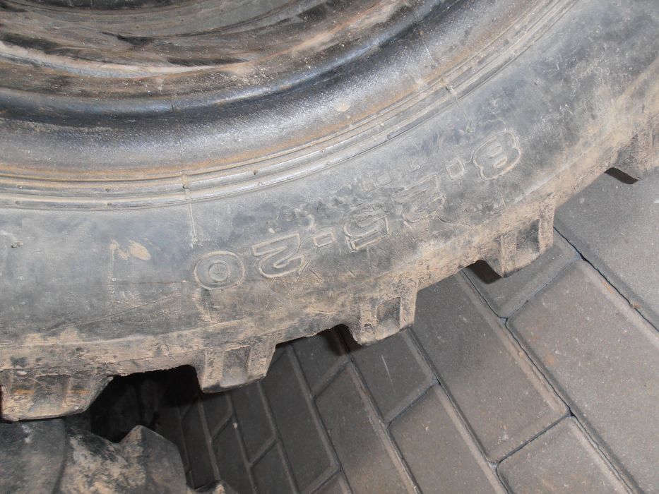 Opony  8,25 R-20