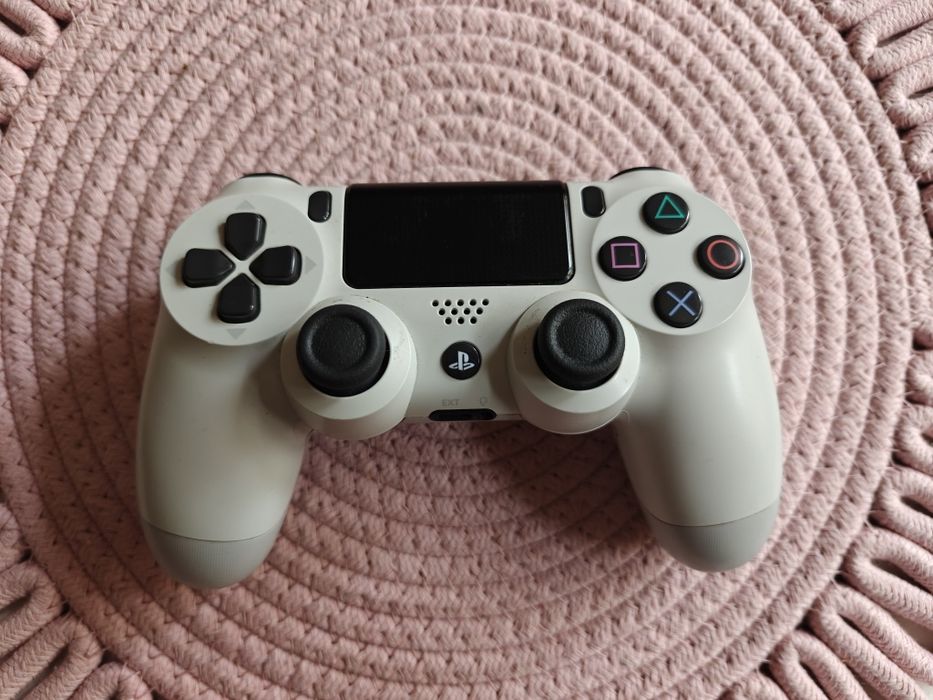 PS4 Slim + 2 pady