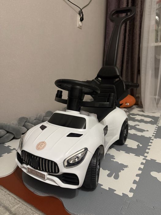 Машина толокар з батьківською ручкою