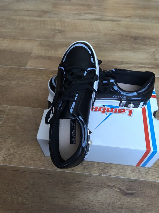Buty z napisem Love