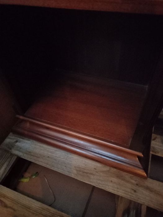 Estantes em madeira com prateleiras