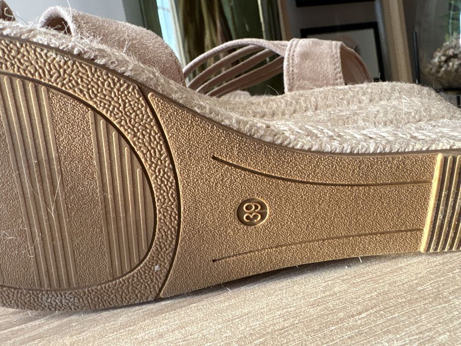 Nowe beżowe sandały na koturnie