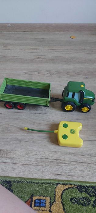 Traktor RC John Deere Johnny z pilotem TOMY