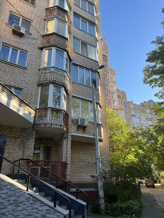 Артилерійский провулок  (метро Берестейська ,Шулявська )