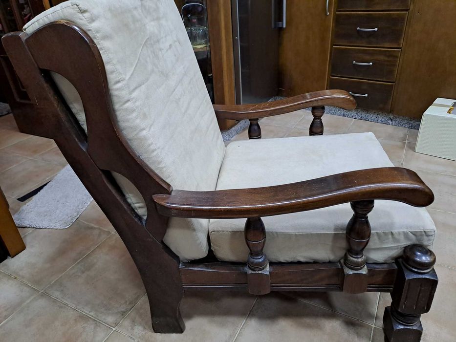 Cadeirão  vintage em madeira maciça