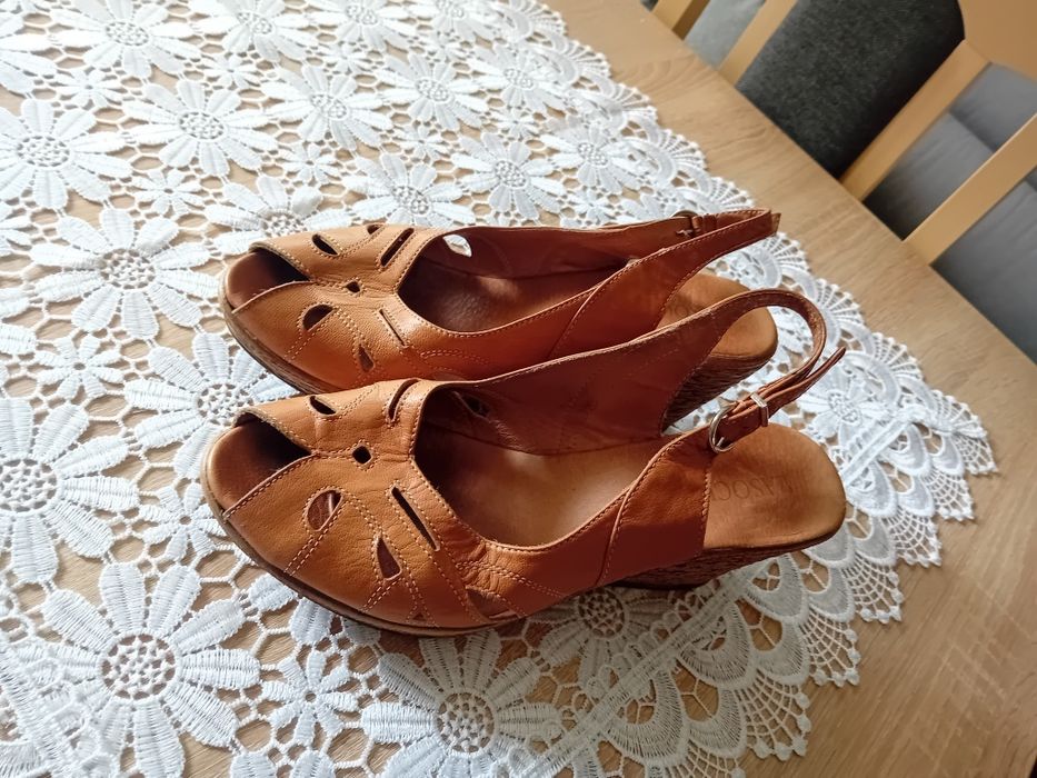 Lasocki skórzane sandaly damskie na koturnie 39