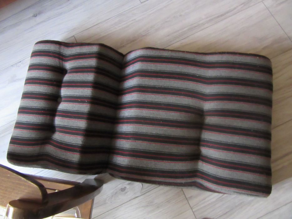 Fotel drewniany oparcie pianka pokryte bawelna, mozna sciagac 77cmx69