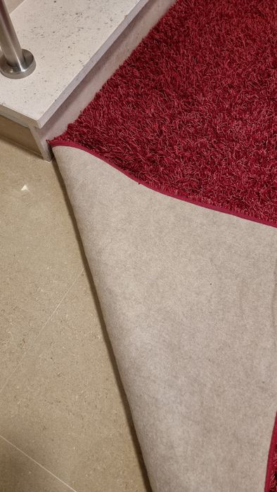 Tapete vermelho,  como novo,  177x177 cms