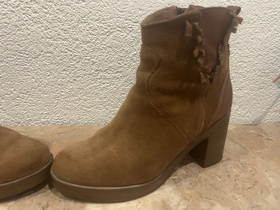 Botins Tapadas em Camurça Taupe