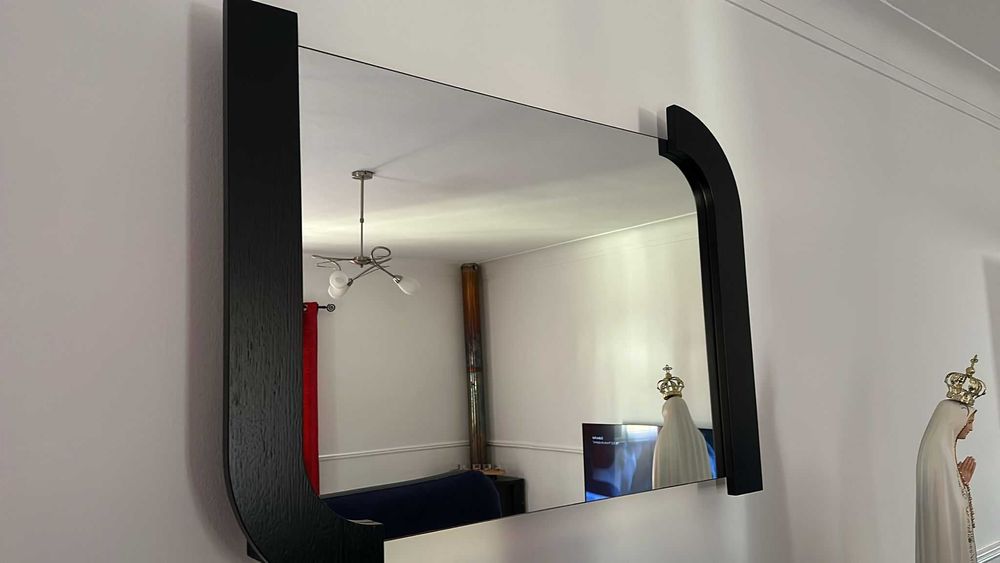 Espelho com armação de madeira preta